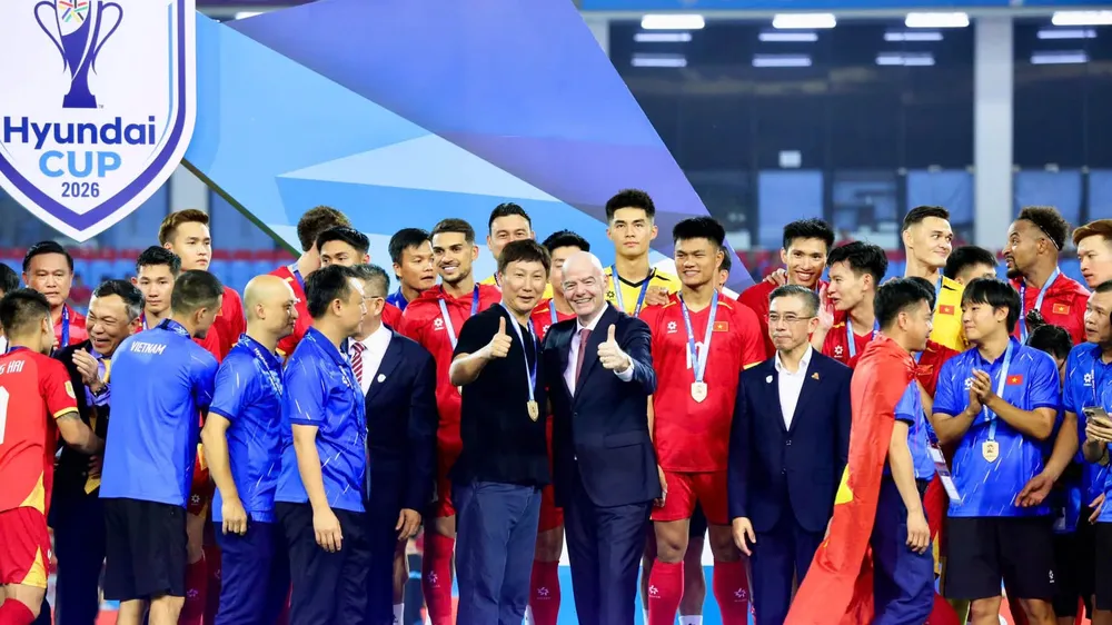 HLV Gianni Infantino trên sân Mỹ Đình ở trận chung kết ASEAN Cup 2026. Ảnh: ANH KHOA