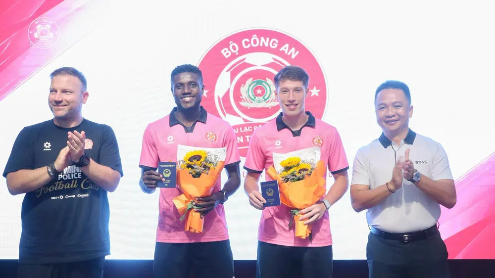 Trưởng đoàn kiêm Giám đốc điều hành Phạm Minh Anh cùng HLV trưởng Arthur trao hoa chúc mừng hai cầu thủ Wiliams Minh Hoàng và Olaha Mạnh Đức. Ảnh: CLB 