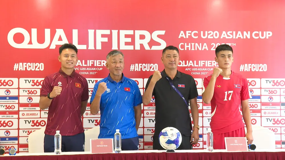 HLV Yutaka Ikeuchi (áo xanh) quyết tâm cùng U20 Việt Nam tham dự VCK U20 châu Á 2027. Ảnh: ĐOÀN NHẬT