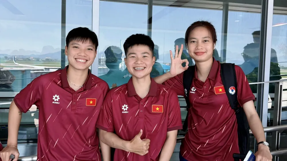 Tuyết Ngân (giữa) cùng các đồng đội lên đường sang tập huấn tại Trung Quốc vào ngày 2-9. Ảnh: ĐOÀN NHẬT