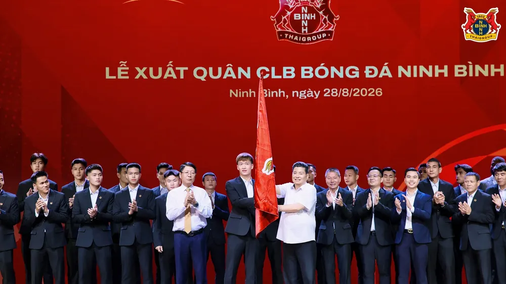 Lãnh đạo Câu lạc bộ Ninh Bình trao cờ xuất quân tham dự mùa bóng 2026-2027 cho đội trưởng Hoàng Đức (Ảnh: CAO OANH)