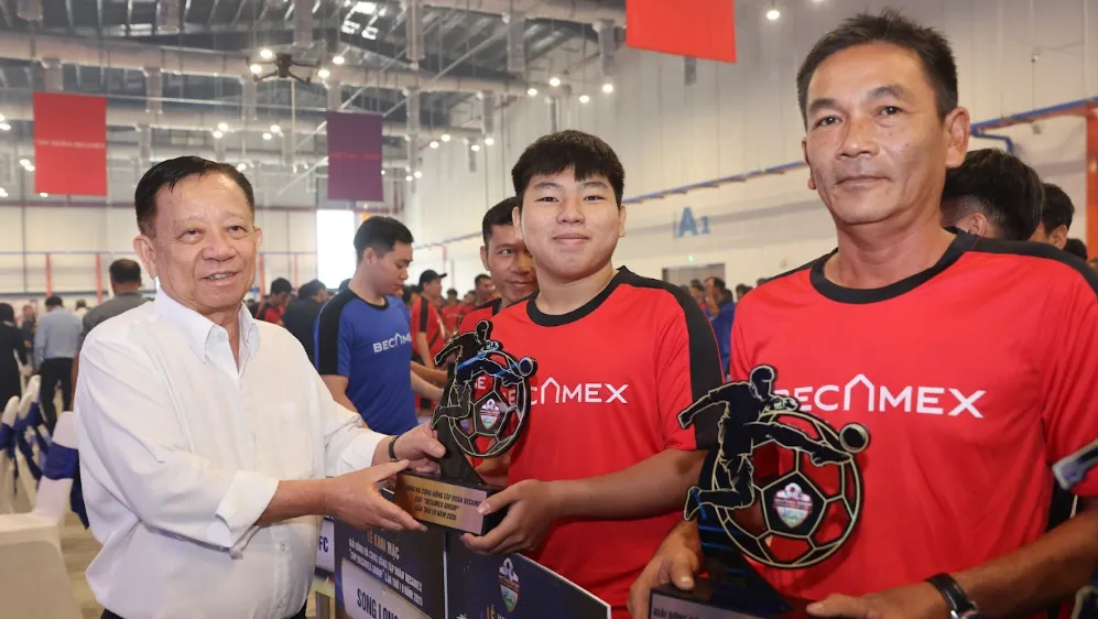 Ông Nguyễn Văn Hùng, Chủ tịch HĐQT Tập đoàn Becamex trao kỷ niệm chương đến các đội tham dự giải (Ảnh: HOÀNG TRIỀU)