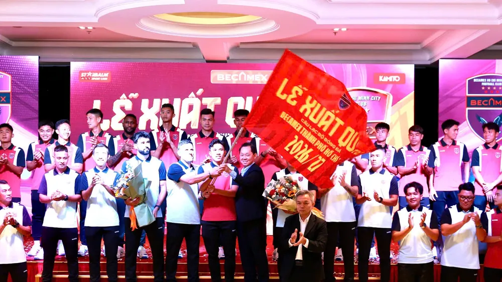 Ông Nguyễn Văn Thanh Huy, Phó Tổng Giám đốc Tập đoàn Becamex trao cờ xuất quân đến tập thể CLB Becamex TPHCM tại lễ xuất quân. Ảnh: KHẢ HÒA