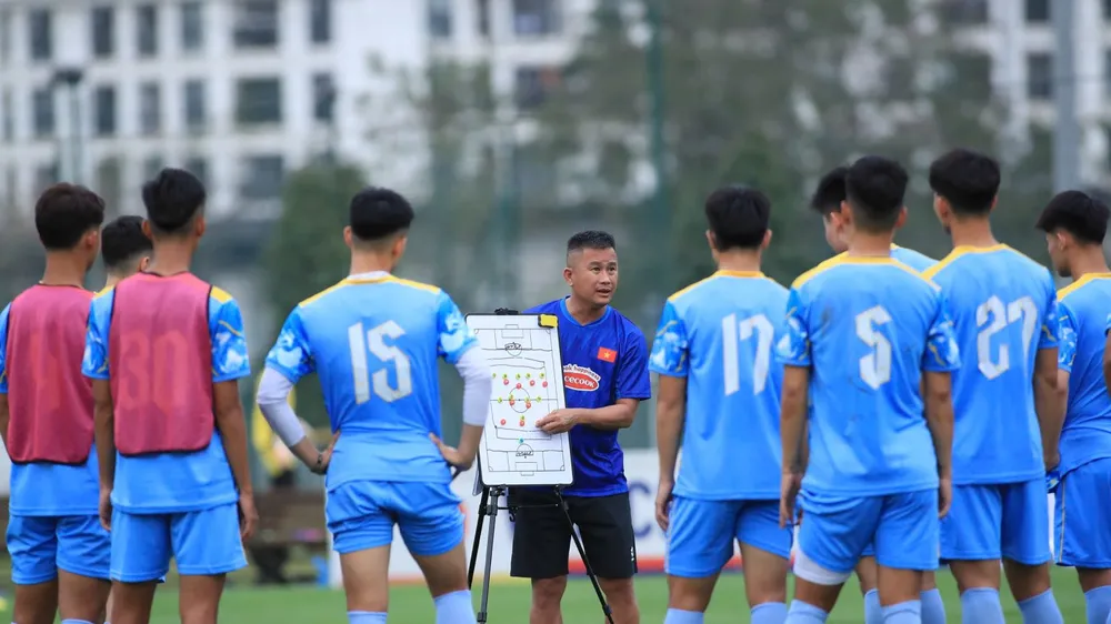 Thầy trò HLV Đinh Hồng Vinh đua cùng thời gian chuẩn bị cho ASIAD 2026. Ảnh: ĐOÀN NHẬT