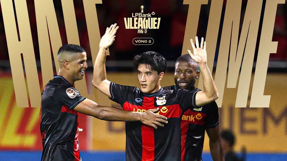 Đồng đội chia vui cùng Ngọc Mỹ sau bàn thắng thứ 2 của CLB Ninh Bình. Ảnh: NBFC