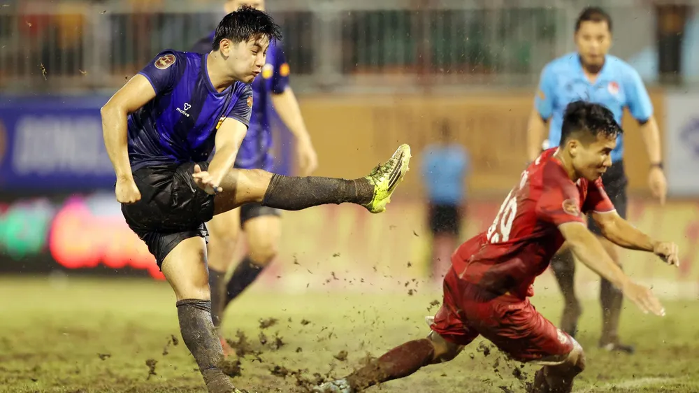 Trận "thủy chiến" giữa HA.GL và Hải Phòng ở vòng 2 V-League 2026-2027. Ảnh: ĐÔNG HUYỀN