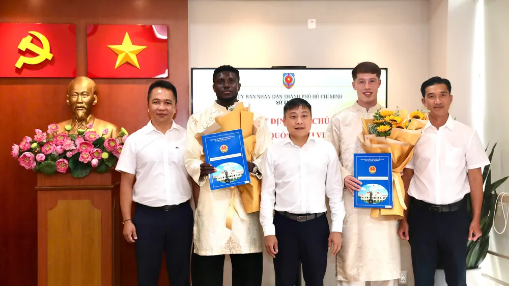 Lãnh đạo CLB Công An TPHCM trao hoa chúc mừng Olaha Mạnh Đức và Williams Minh Hoàng. Ảnh: DUY ANH
