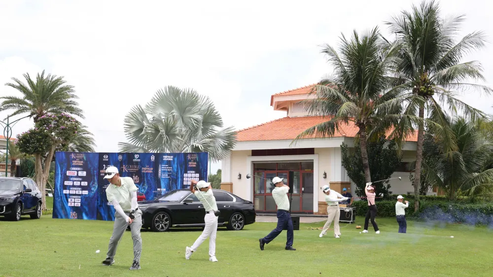 Nghi thức phát bóng khai mạc Giải golf KOHBLE Championship – Tranh Cúp Báo Thể thao và Văn hóa 2026. Ảnh: BTC