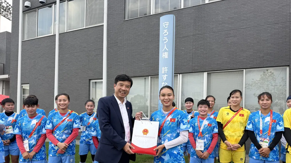 Ông Nguyễn Trường Sơn – Tổng Lãnh sự Việt Nam tại Osaka trao quà kỷ niệm đến đội tuyển nữ Việt Nam tại buổi gặp. Ảnh: VFF