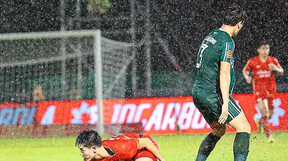 Đình Bắc nằm ôm chân sau pha phạm lỗi của Tấn Sinh. Ảnh: CAHN FC