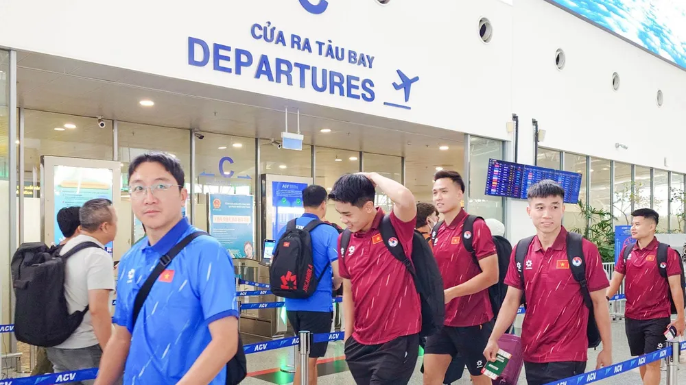 Đội tuyển Việt Nam tại sân bay Nội Bài sáng 23-9. Ảnh: ĐOÀN NHẬT