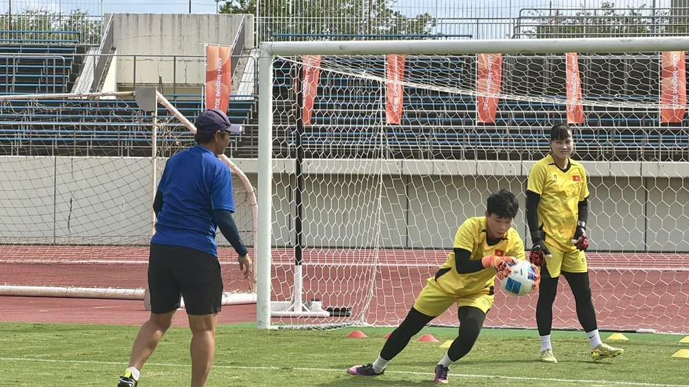 Thủ môn Kim Thanh hứa hẹn sẽ có thêm trận đấu vất vả khi hàng công đội Trung Quốc mạnh không kém gì Nhật Bản. Ảnh: ĐOÀN NHẬT