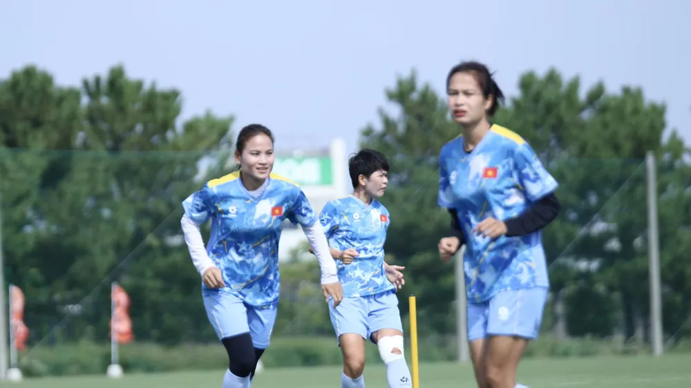 Tiền vệ kỳ cựu Thái Thị Thảo (bên trái). Ảnh: VFF