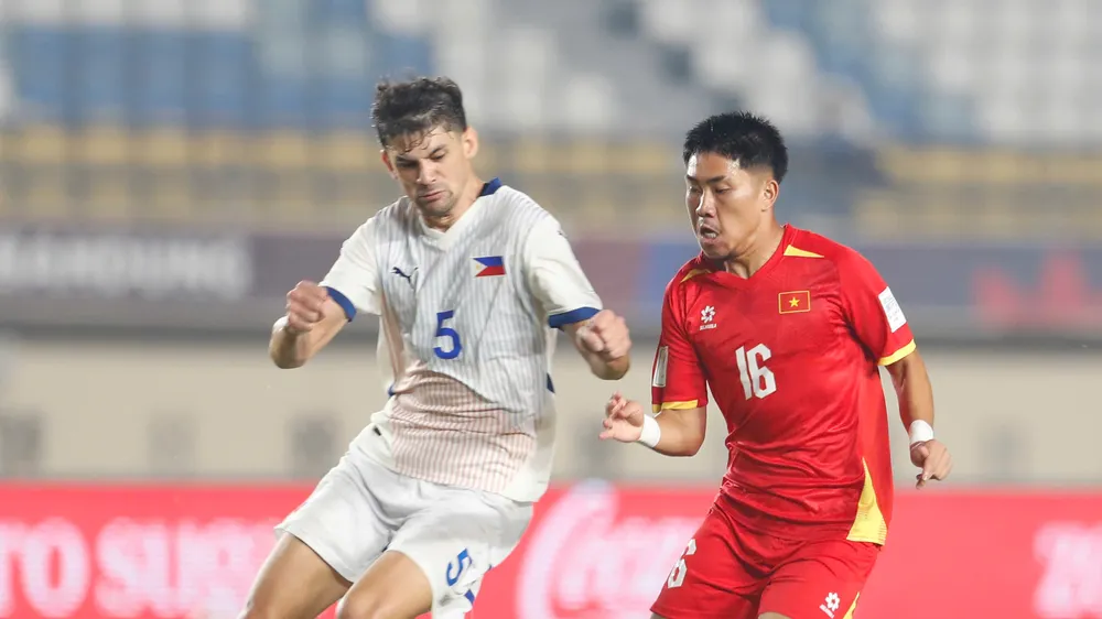 Khoa Ngô (phải) là "bài tẩy" mà HLV Kim Sang-sik dành cho Thái Lan ở cuộc so tài ngày 29-9. Ảnh: ANH KHOA