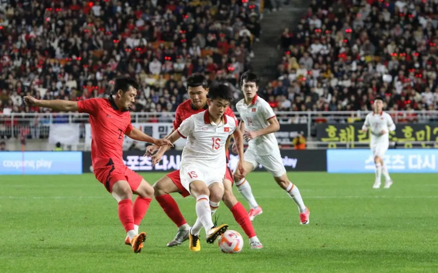 Đình Bắc và các đồng đội sẽ so tài cùng Hàn Quốc ở vòng bảng Asian Cup 2027. Ảnh: VFF