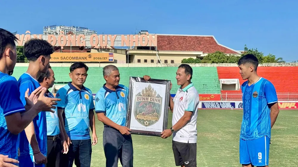 HLV Lê Minh Mính cùng Bình Định FC tại lễ xuất quân. Ảnh: CLB