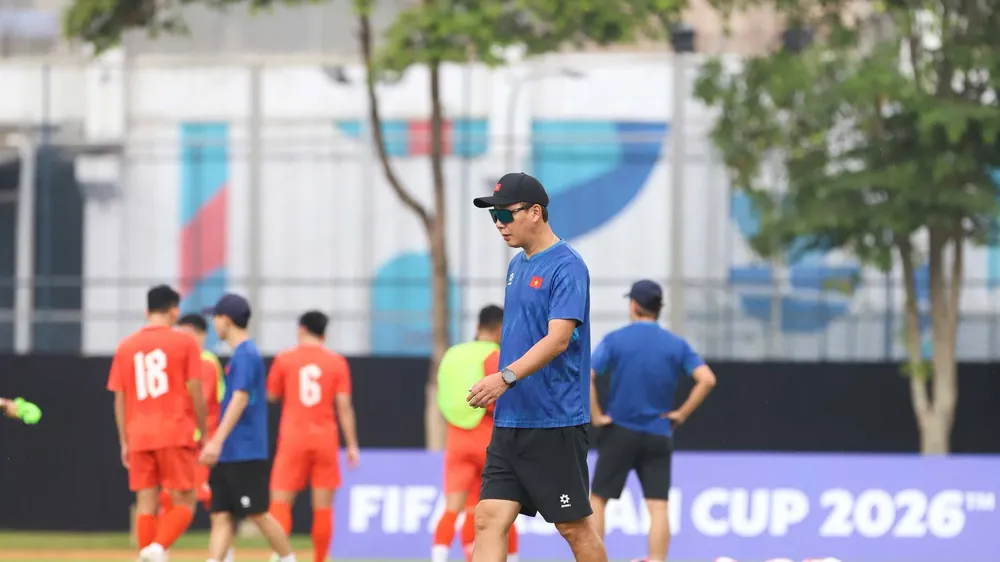 HLV Kim Sang-sik đối diện bài toán khó về lực lượng trong những ngày cuối năm. Ảnh: VFF