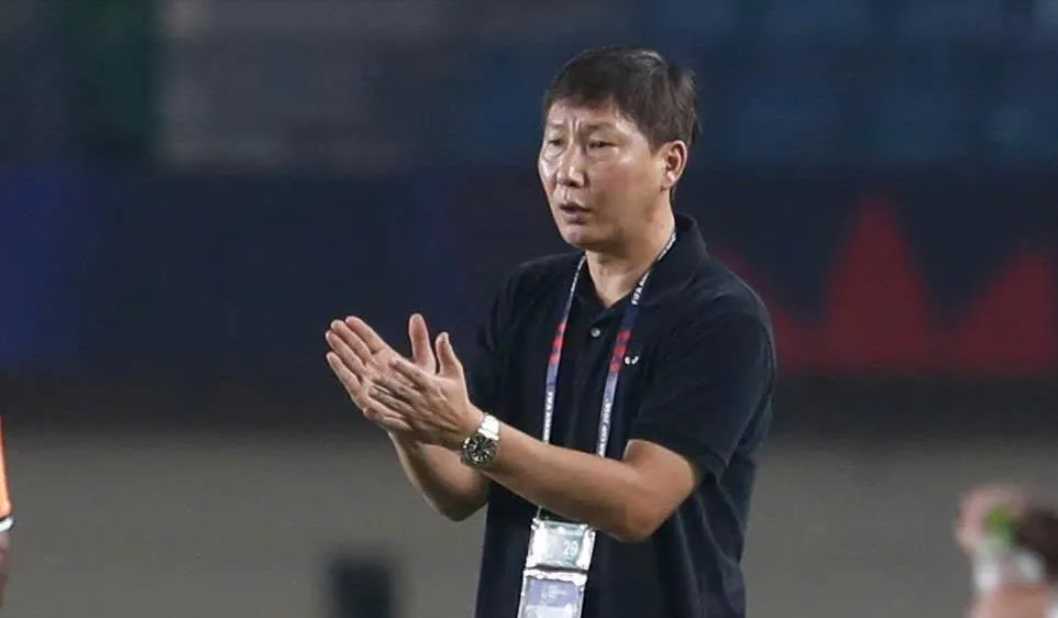 HLV Kim Sang-sik với nhiều áp lực thời kỳ "hậu" FIFA ASEAN Cup 2026. Ảnh: ANH KHOA