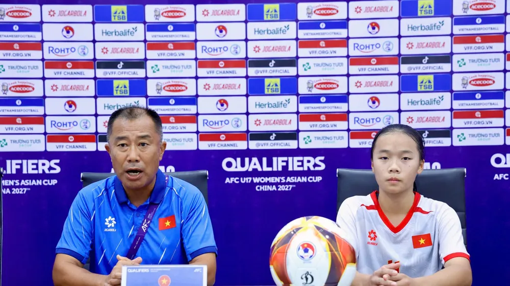 HLV Okiyama Masahiko và tiền đạo Khánh Chi tại buổi họp báo sau trận đấu. Ảnh: ĐÔNG HUYỀN