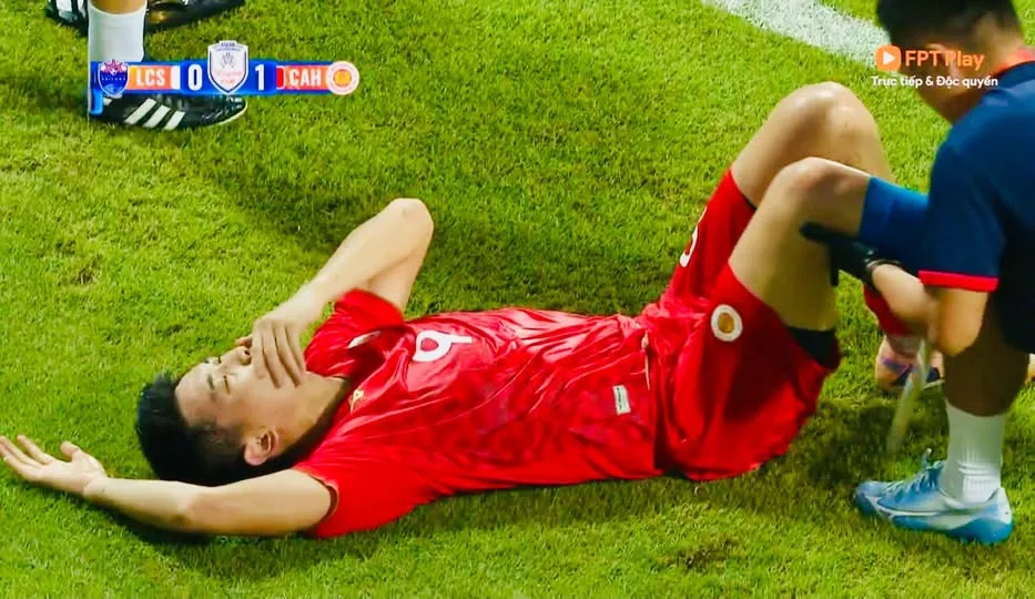 Đình Bắc đau đớn nằm sân vào cuối trận Lion City Sailors - CAHN tối 8-10. 