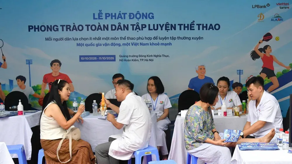 Lực lượng y, bác sĩ tiến hành thăm khám sức khỏe tại Lễ phát động Phong trào toàn dân tập luyện thể thao năm 2026. Ảnh: TÂM MINH