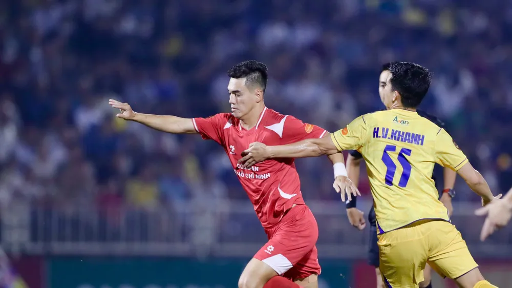 Tiến Linh ghi bàn mở tỷ số cho Công an TPHCM. Ảnh: DUY ANH