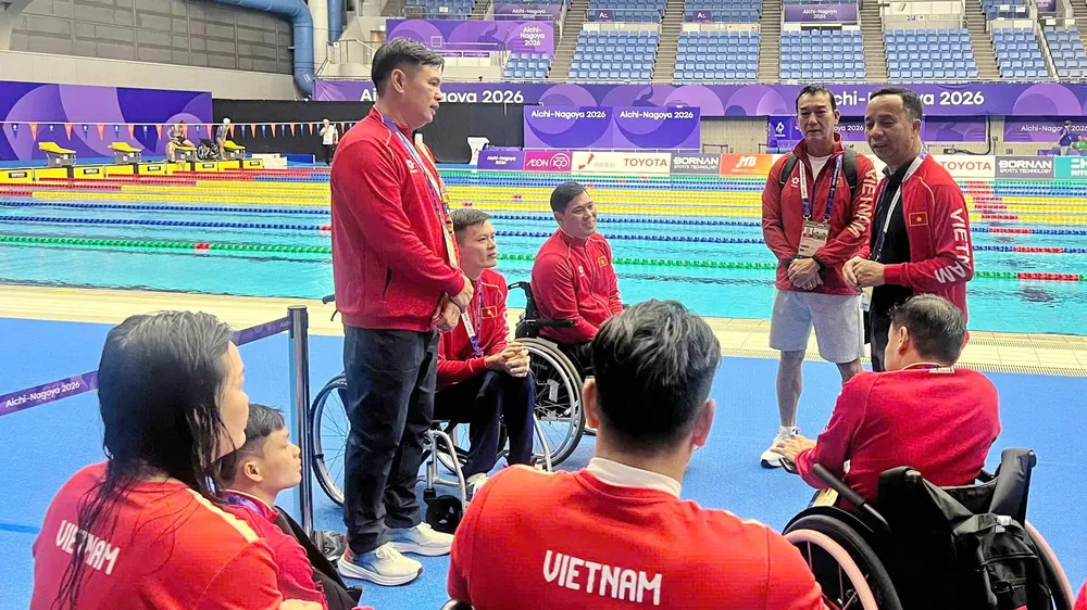 Trưởng đoàn Nguyễn Trọng Hổ thăm và động viên các vận động viên. Ảnh: TÂM MINH