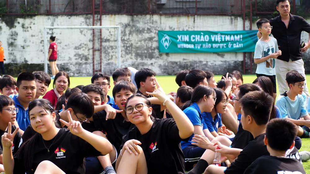 Các em học sinh hào hứng tham gia giải