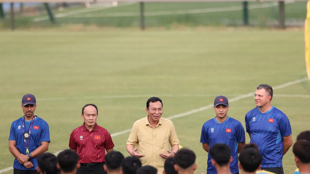 Lãnh đạo VFF thăm đội tuyển U17 Việt Nam vào chiều 15-10. Ảnh: ĐOÀN NHẬT