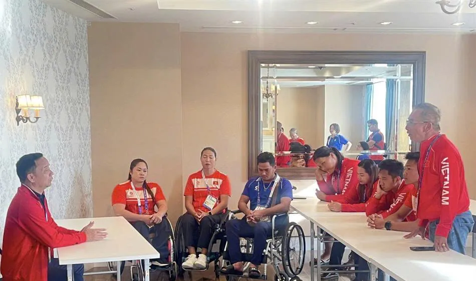Trưởng đoàn Nguyễn Trọng Hổ kiểm tra và động viên các đội thể thao Việt Nam tại Nhật Bản. 
