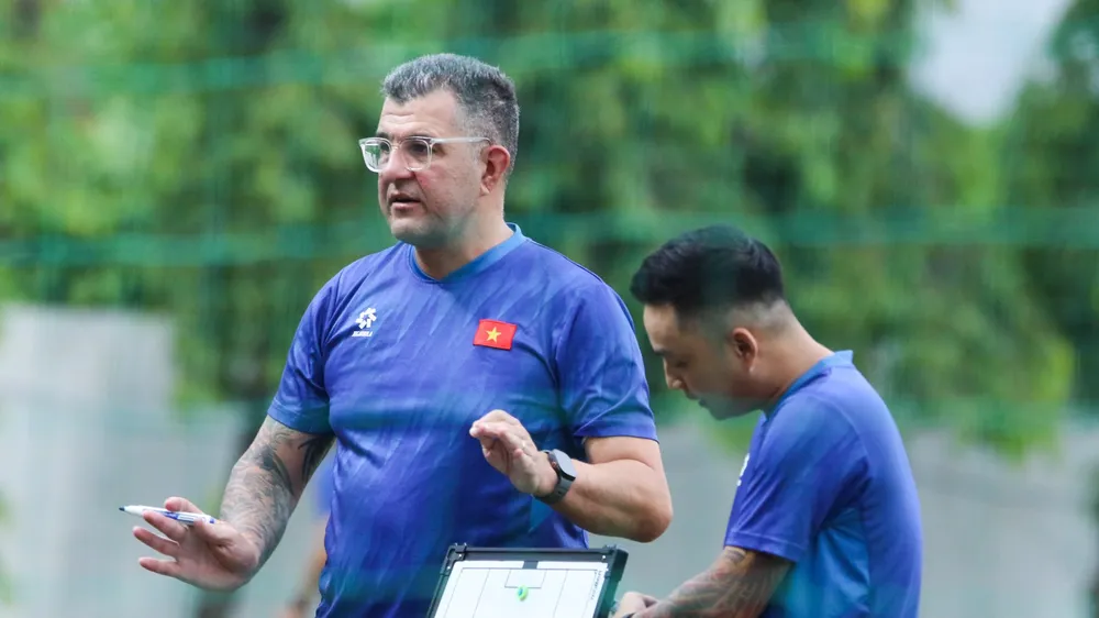 HLV Roland chuẩn bị cùng các học trò thử sức ở đấu trường World Cup.