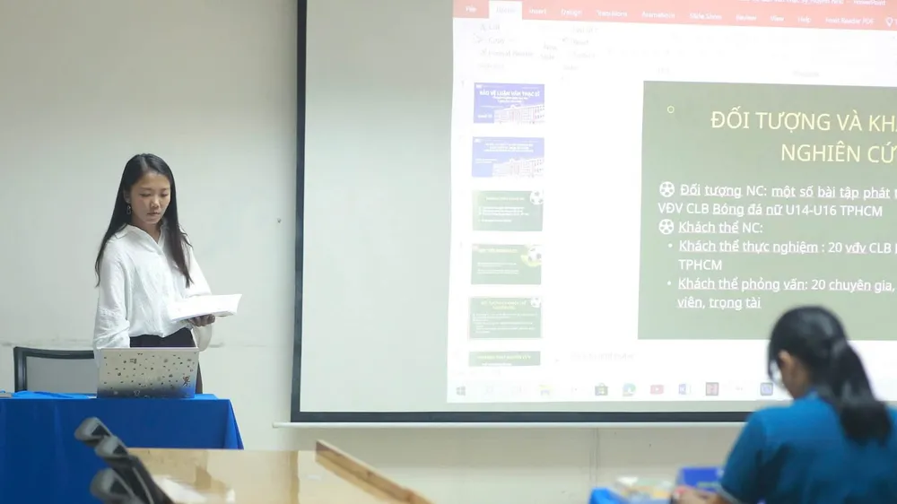 Huỳnh Như bảo vệ luận văn chuyên ngành giáo dục thể chất. Ảnh: FBNV