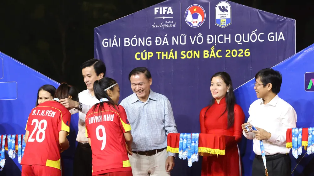 Ông Trần Anh Tú - Phó chủ tịch VFF, Chủ tịch HFF trao HCV cho Huỳnh Như và CLB TPHCM tại lễ trao giải. Ảnh: HOÀNG TRIỀU