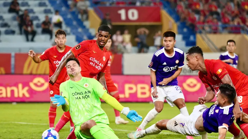 Cuộc cạnh tranh tìm vị trí đá chính tại V-League với các cầu thủ trẻ ngày càng khó khăn. Ảnh: VPF