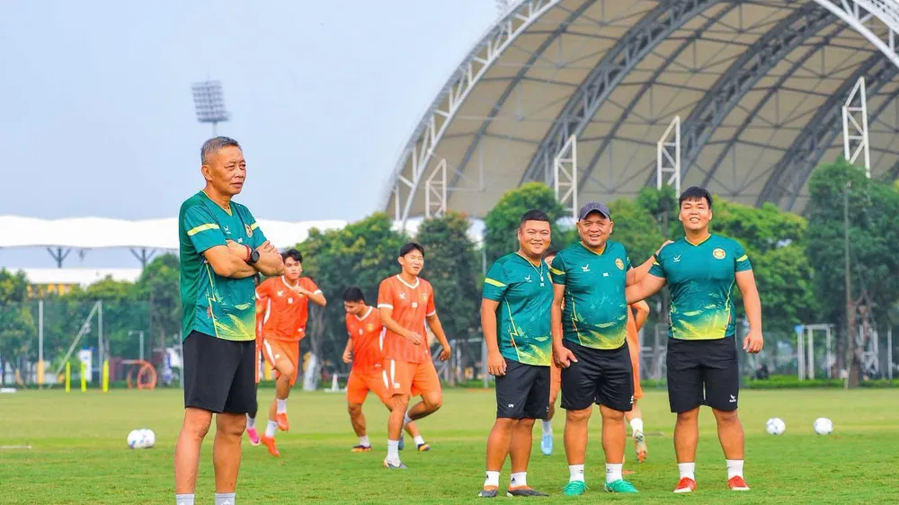HLV Bùi Đoàn Quang Huy bị cấm chỉ đạo ở vòng 4 giải hạng Nhất do lãnh đủ 3 thẻ vàng. Ảnh: FBNV