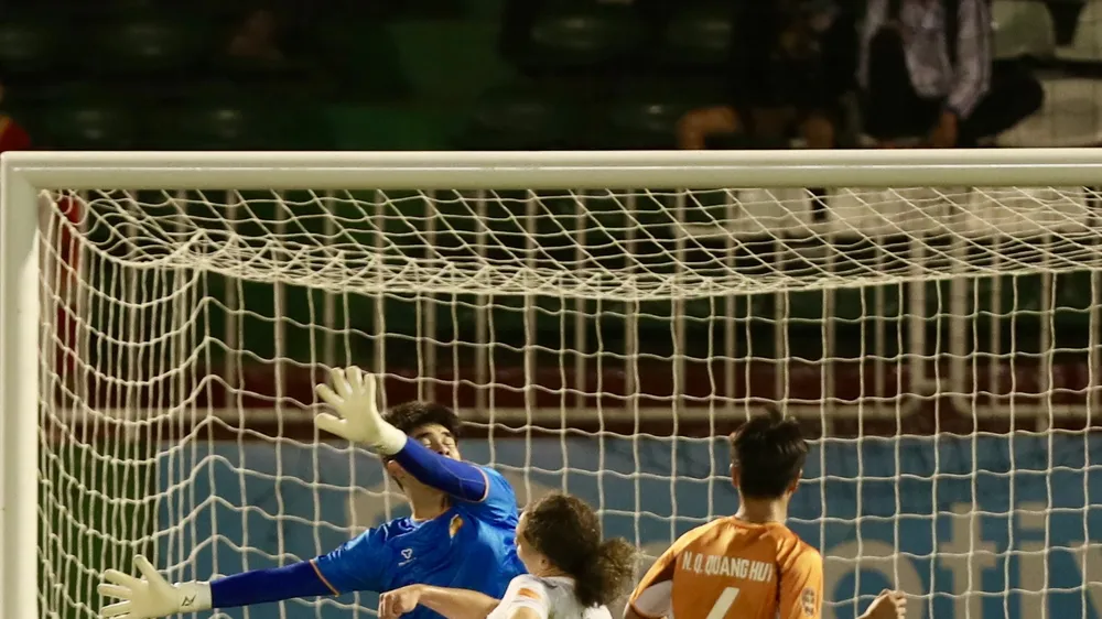 Abdel Amine Trần Đức Vinh lập công ở bàn ấn định chiến thắng 2-0 cho SLNA. Ảnh: MINH TRẦN