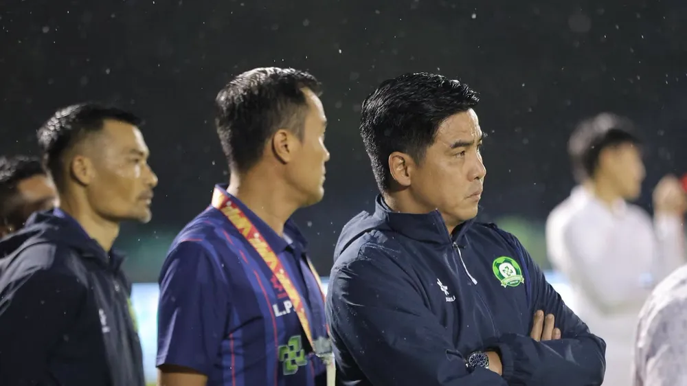 HLV Nguyễn Việt Thắng cảm nhận áp lực lớn ngay ở giai đoạn đầu mùa V-League 2026-2027. Ảnh: ĐNFC