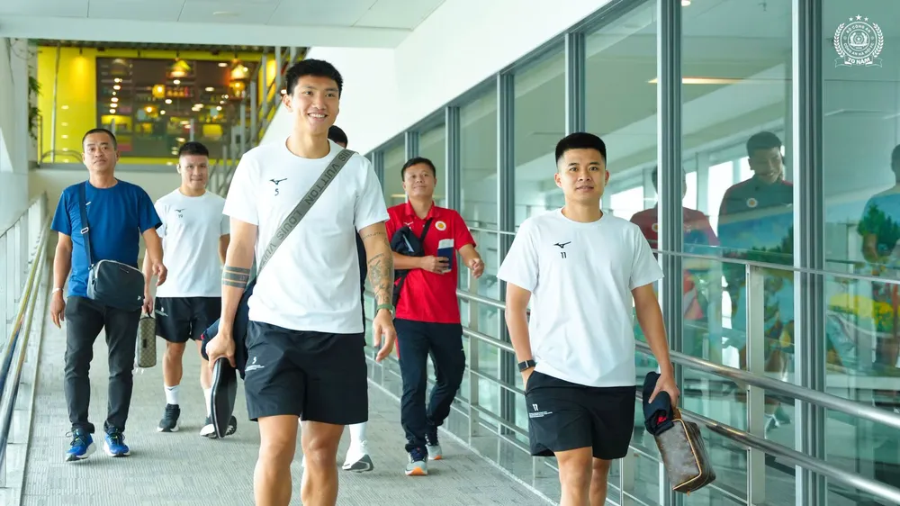 Các cầu thủ CAHN tại sân bay Nội Bài sáng 24-10. Ảnh: CAHN FC