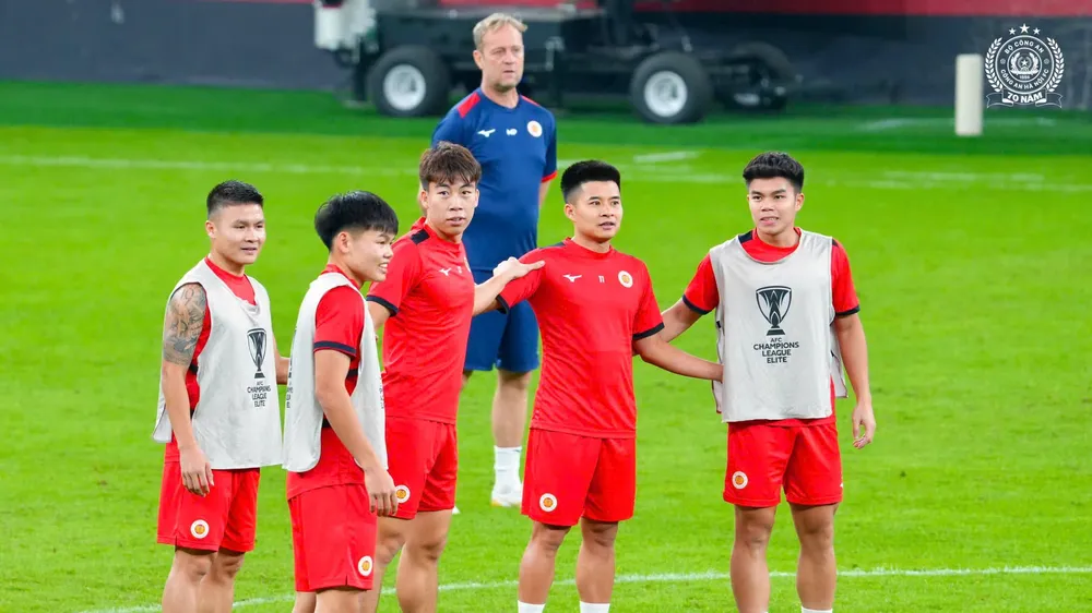 CLB CAHN tập nhẹ làm quen mặt sân thi đấu vào tối 26-10. Ảnh: CAHN FC