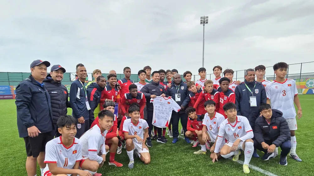 Cầu thủ hai đội U15 Việt Nam và U15 Cuba chụp hình lưu niệm trước trận đấu. Ảnh: VFF