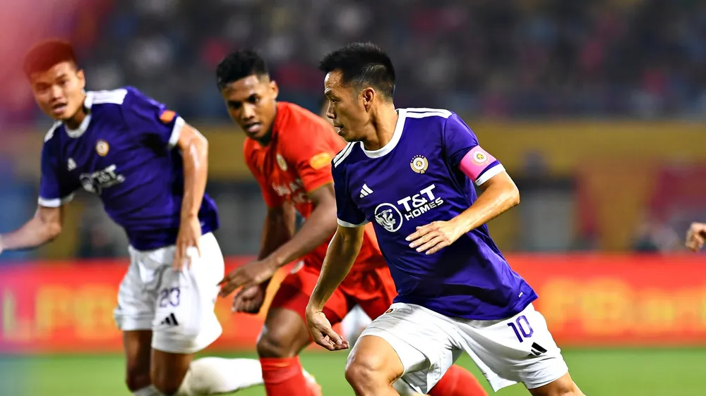 Văn Quyết là điểm tựa khu trung tuyến của Hà Nội FC. Ảnh: VPF