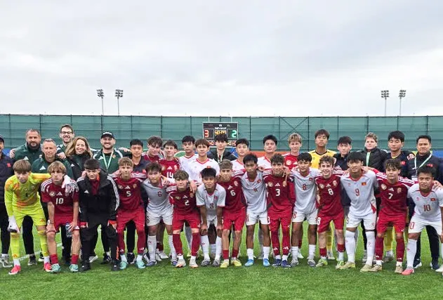 Cầu thủ hai đội U15 Việt Nam và U15 Hungary chụp hình lưu niệm trước trận đấu.