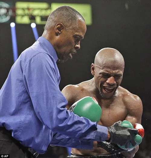 Trọng tài nhận thù lao 10.000 USD trận đấu quyền Anh giữa Floyd Mayweather và Manny Pacquiao