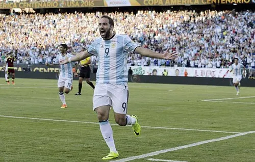 Argentina và Chilê vào bán kết Copa America 2016