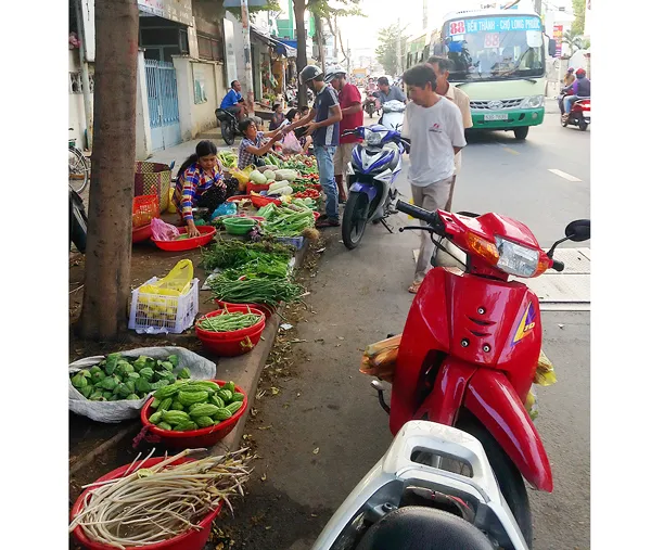 Đường Nguyễn Duy Trinh vẫn còn bị chiếm dụng gây kẹt xe