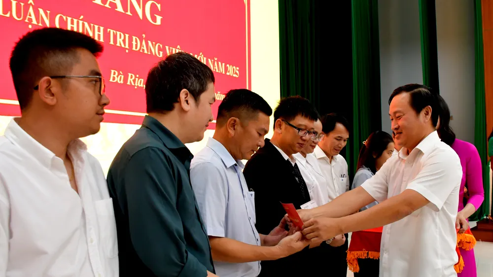 Trao giấy chứng nhận cho các đảng viên mới hoàn thành khóa học