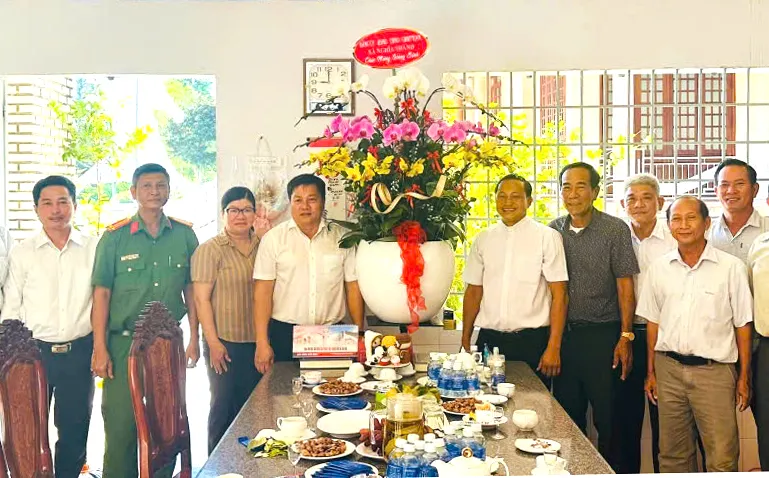 Thăm, chúc mừng các cơ sở tôn giáo dịp Giáng sinh 