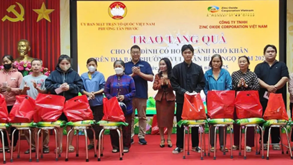 Trao quà cho các gia đình có hoàn cảnh khó khăn vươn lên trong cuộc sống