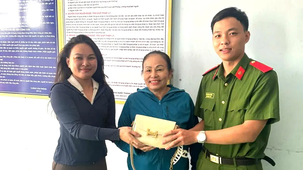 Trả lại tài sản cho người đánh rơi