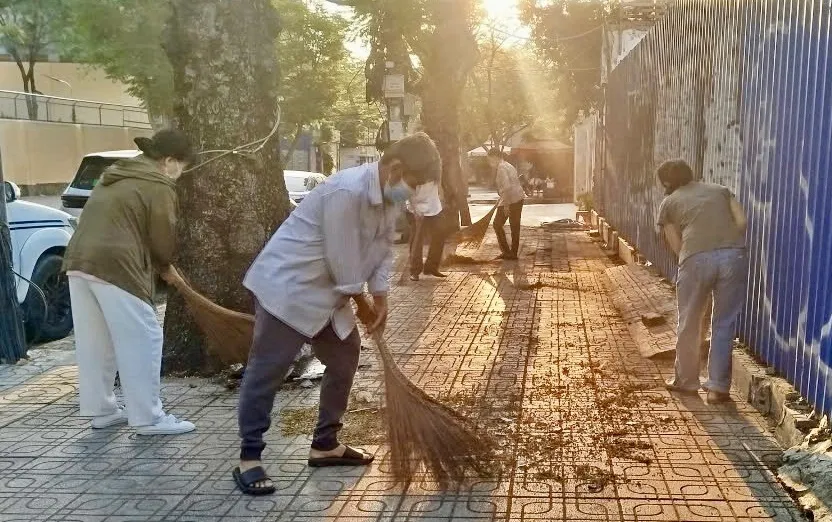 Bà con khu phố 15, phường Cầu Ông Lãnh cùng nhau quét dọn, thu gom rác tại các tuyến hẻm trong sáng 01-01-2026.